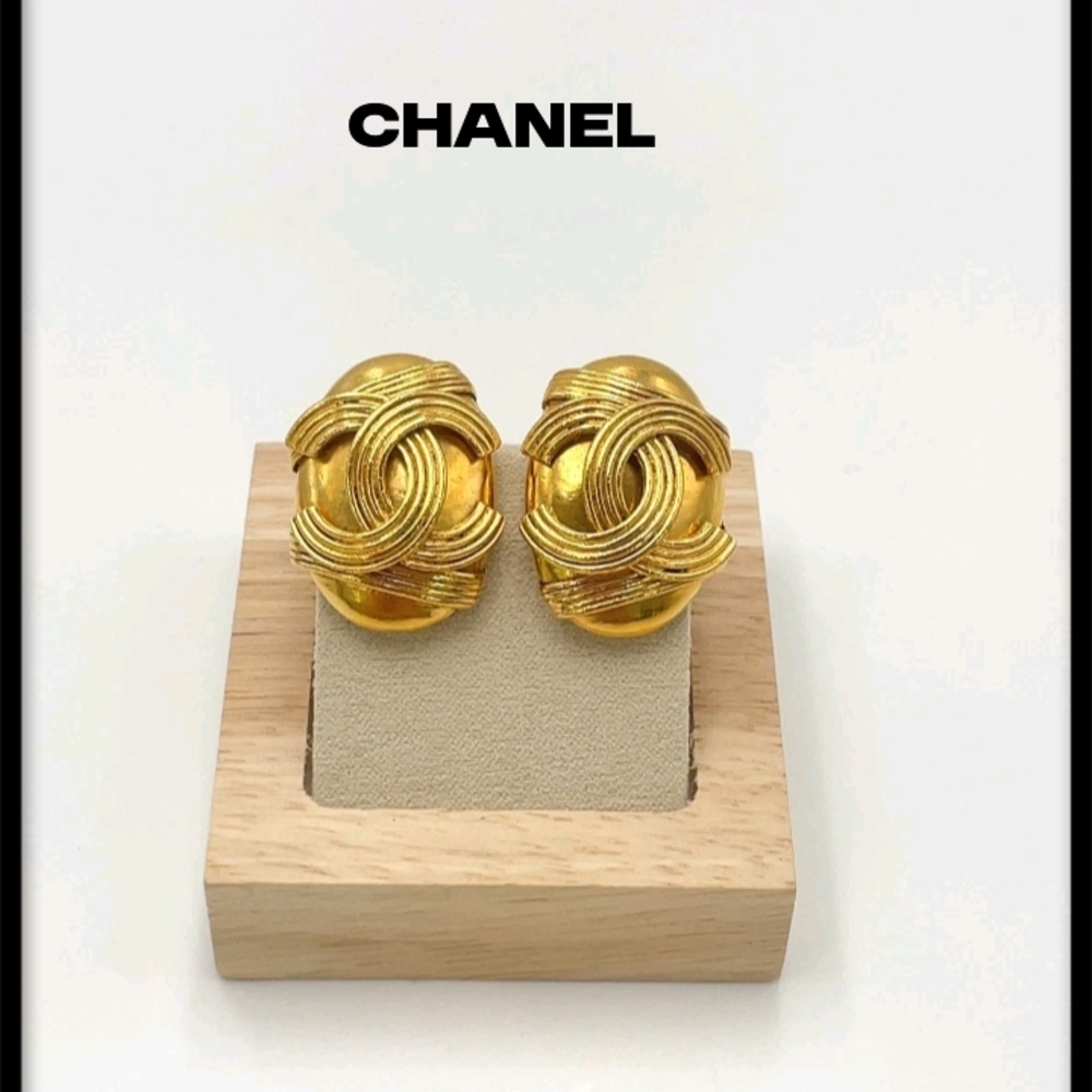 SALE! Authentic Chanel 1994 CC Coco Mark Oval Gold Plated Clip-On Earrings W Box - Picture 3 of 16
